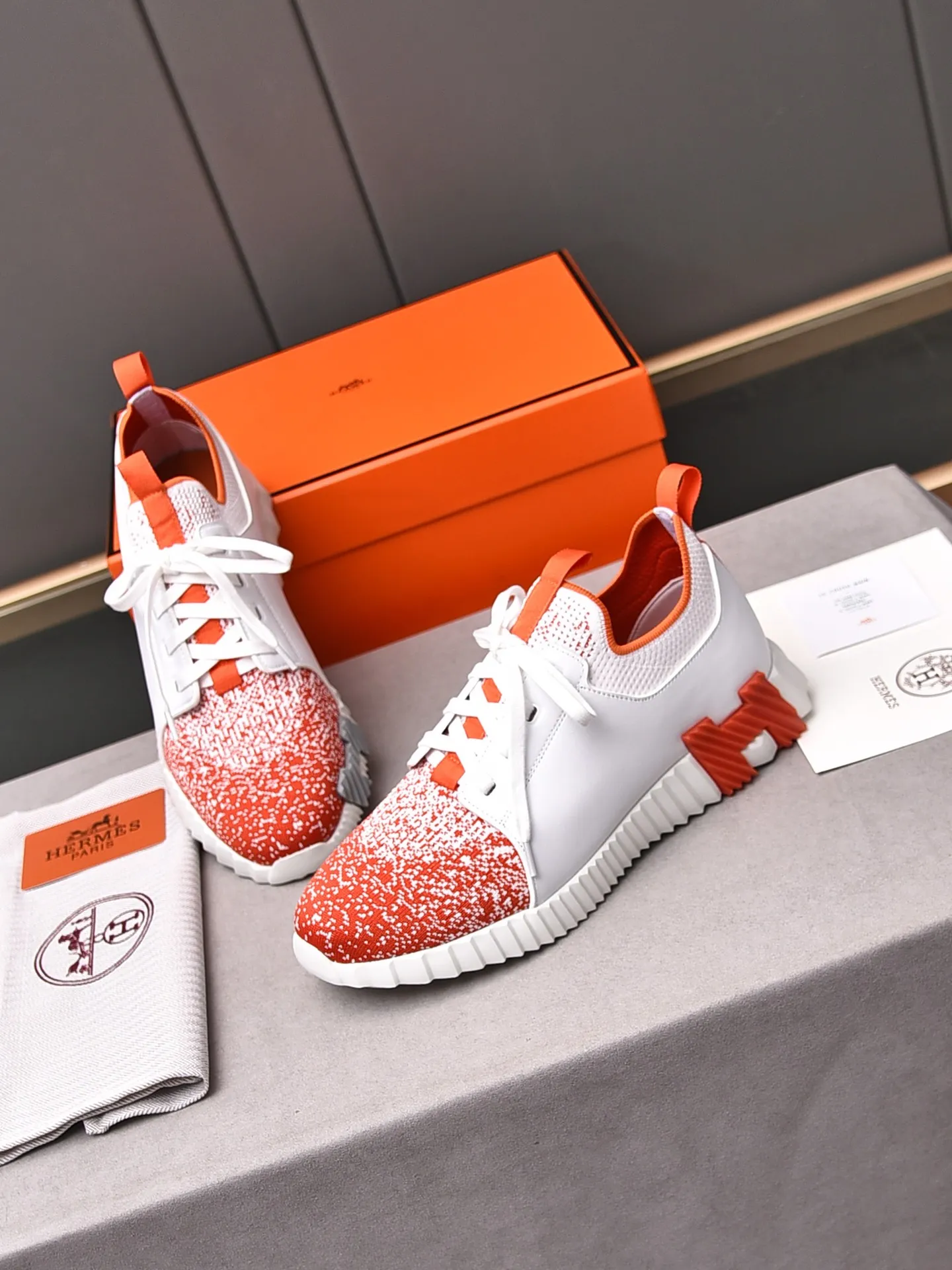 Factory price PP600 [Hermes] fe new arrival~ New Bouncing sneakers are the most comfortable shoes from Hermès, no one else⃣️. They are very light on the feet and look great. You won’t feel tired even when you go shopping and running around. 👍 Very light and comfortable, very light, suitable for both sports and leisure, and feel great when you step on them! It’s up to you to choose, there’s always what you want~ ✔️Fabric: Imported first-layer cowhide + high-elastic fly weave ✔️Inner lining: Imported water-dyed cow lining ✔️Outsole: Seamless combination of IP+TPU (multi-color letters) German technology irradiation machine ✔️Code number: Male 38-44 (45 customized)